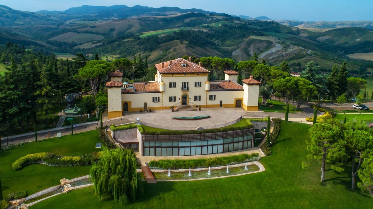 Hotel Corona d'Oro Bologna — historic luxury hotel in 13th century palace with 40 rooms in Centro Storico
