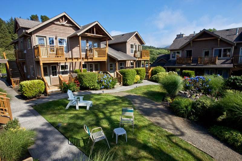 Schooner's Cove Inn — oceanfront balcony rooms, downtown Cannon Beach