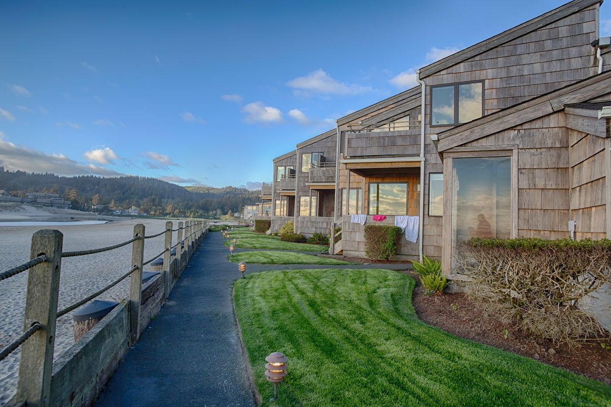 Inn at Cannon Beach — boutique courtyard inn in midtown Cannon Beach