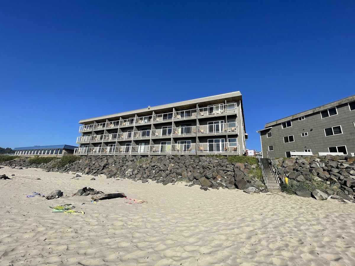 The Waves — oceanfront cottages and suites, downtown Cannon Beach