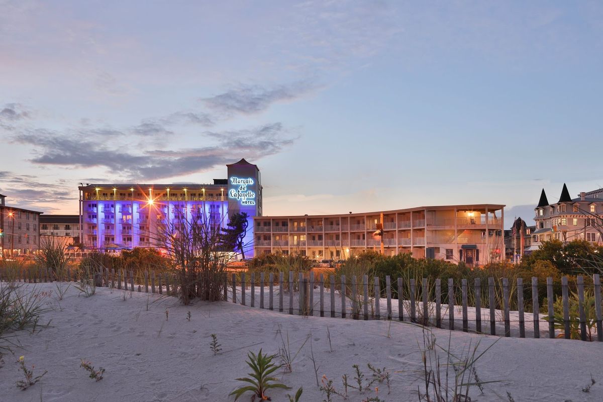 La Mer Beachfront Resort — oceanfront resort with pool and balconies on Pittsburgh Avenue, Cape May
