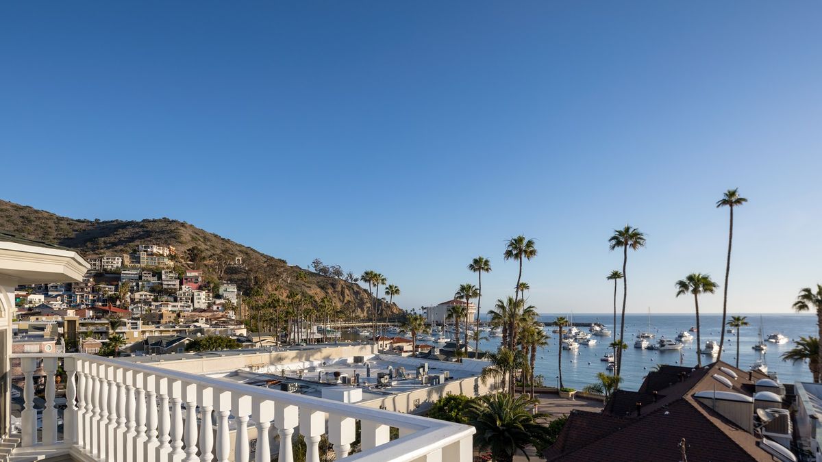 La Pacifica Inn — boutique waterfront inn on Avalon Bay across from Lover's Cove, Catalina Island