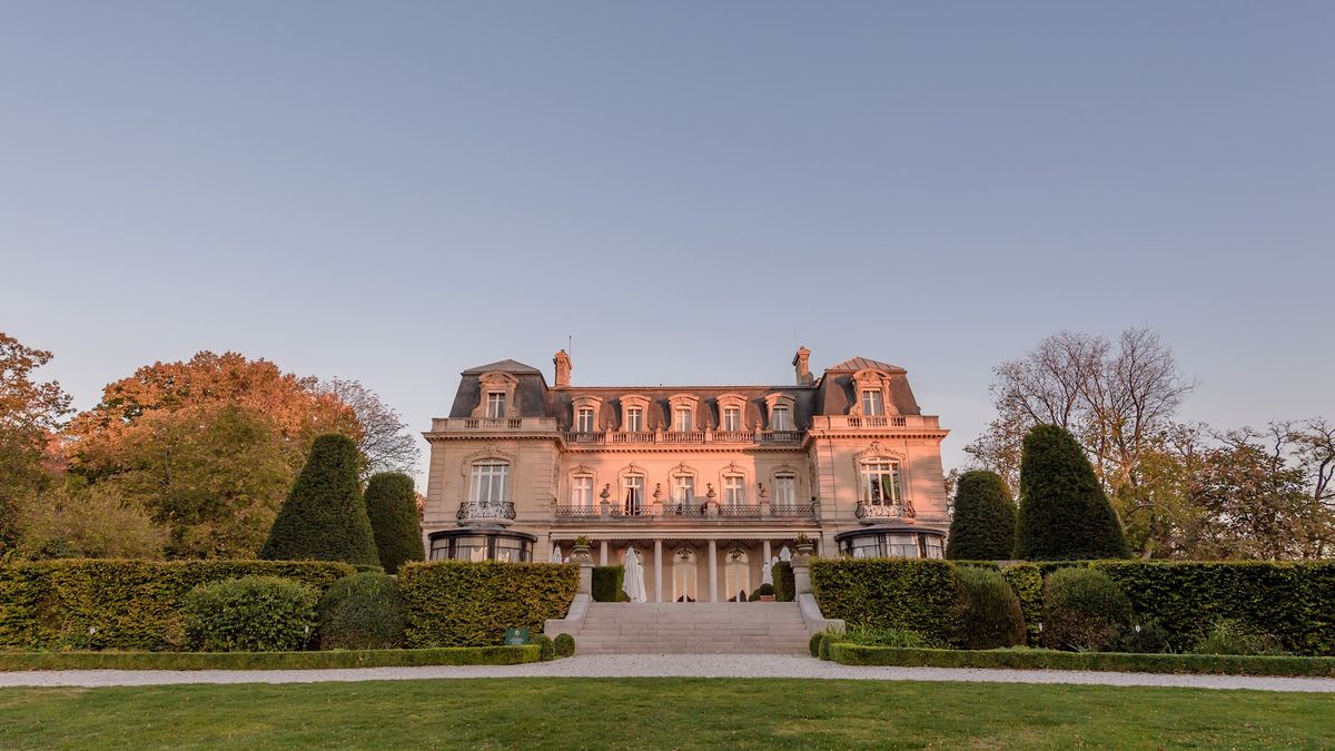 Château de Sacy Reims — restored 19th century chateau hotel with 12 rooms and panoramic vineyard views in Champagne