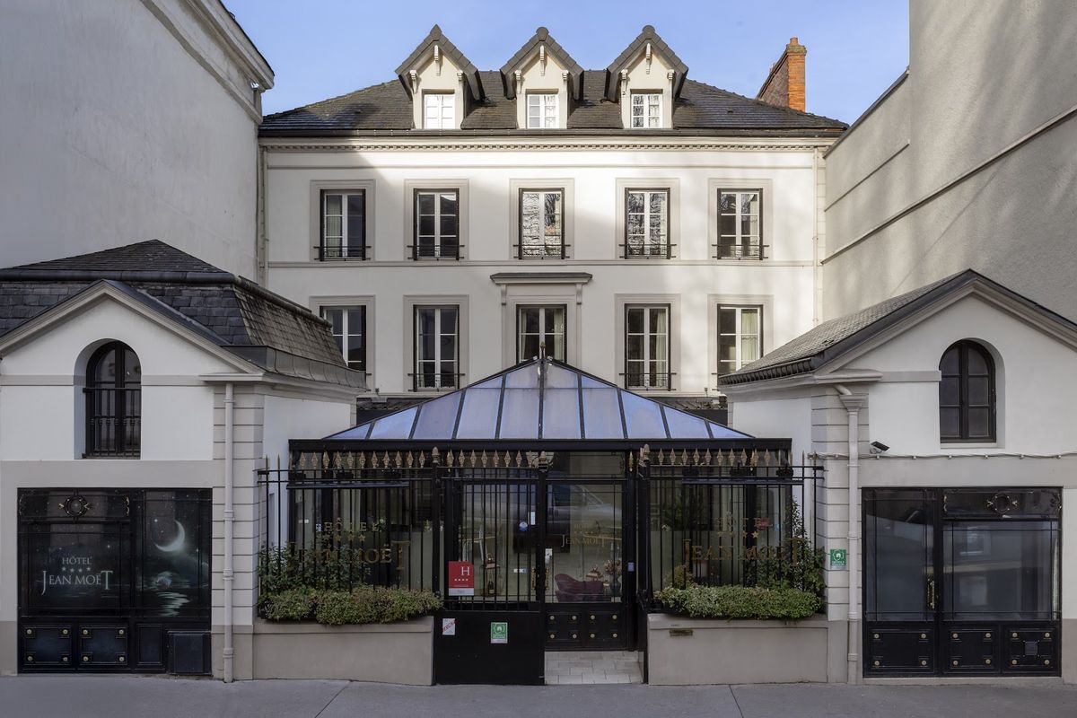 Hôtel Jean Moët — 12-room boutique in restored 18th-c Jean-Rémy Moët residence on Avenue de Champagne, Épernay
