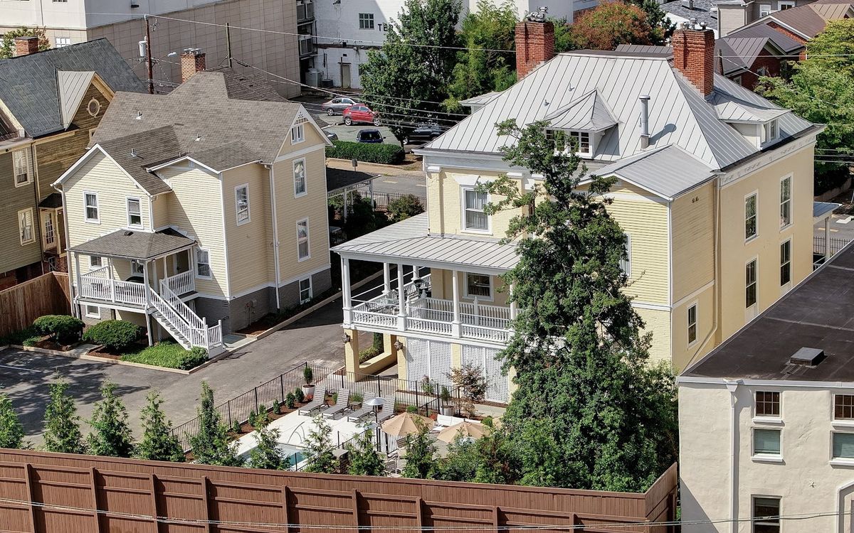 Foxfield Inn — country bed and breakfast in Albemarle wine country near Charlottesville Virginia