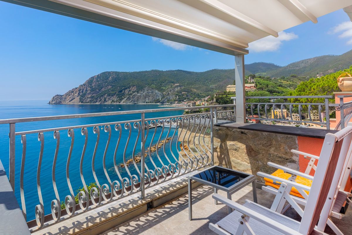La Mala Vernazza — 4 room boutique luxury hotel on Vernazza harbor terrace in Cinque Terre fishing village