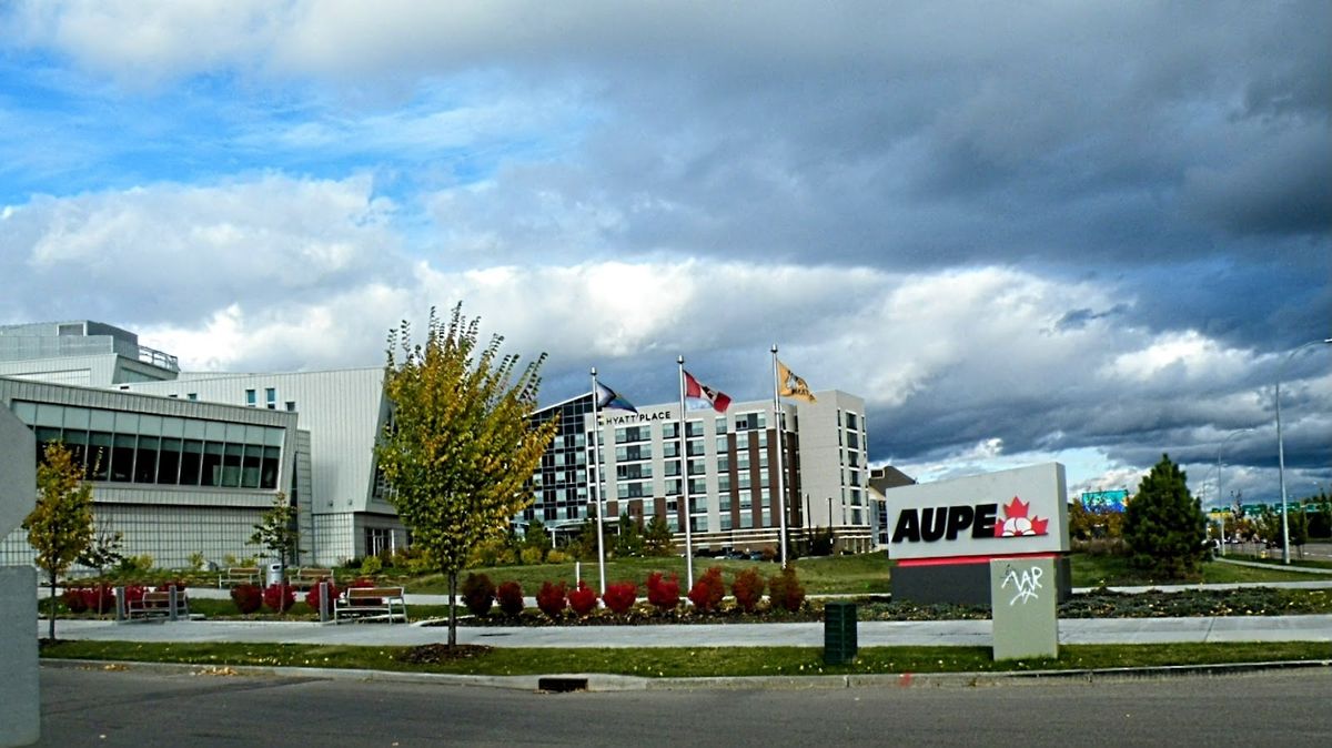 Holiday Inn Edmonton Downtown — practical mid-range hotel near Edmonton Convention Centre and Old Strathcona