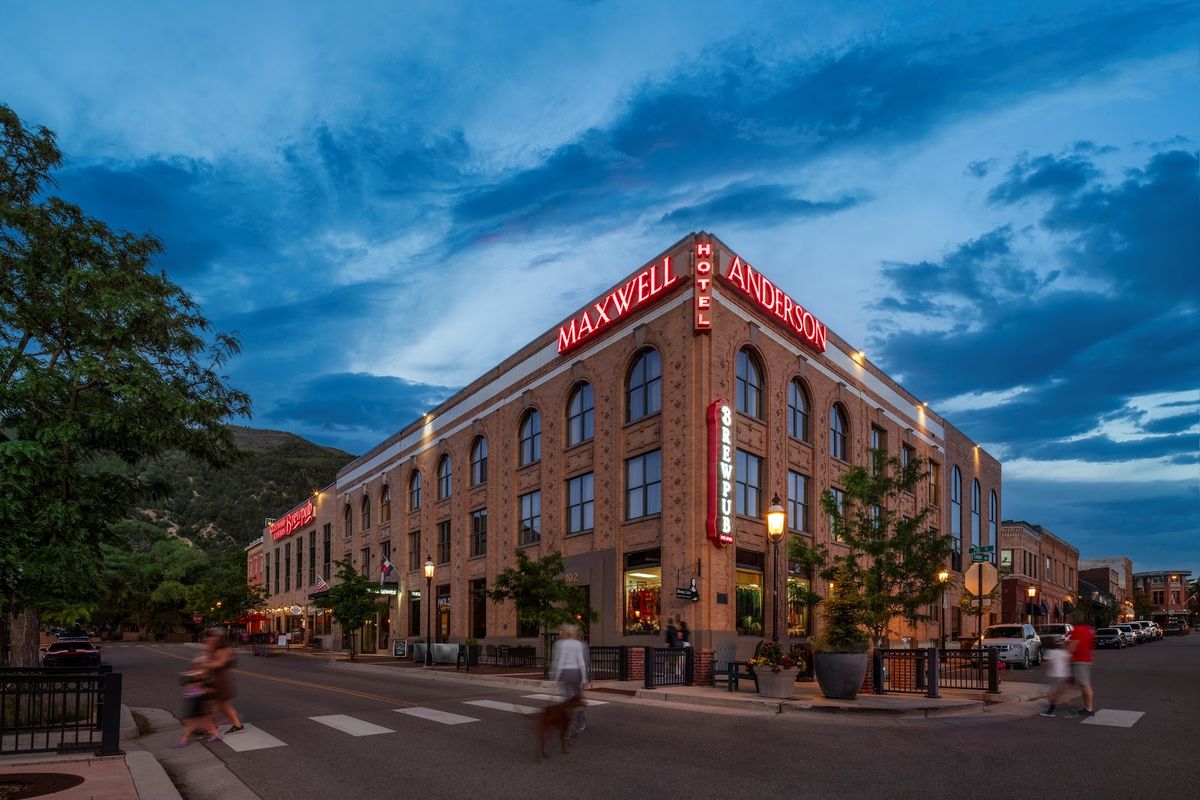 Hotel Glenwood Springs — boutique hotel near the hot springs pool with mountain views