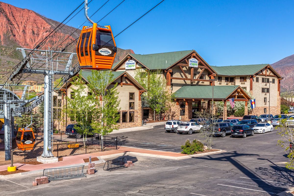Hampton Inn & Suites Glenwood Springs — peripheral chain hotel with pool and mountain views, West Glenwood