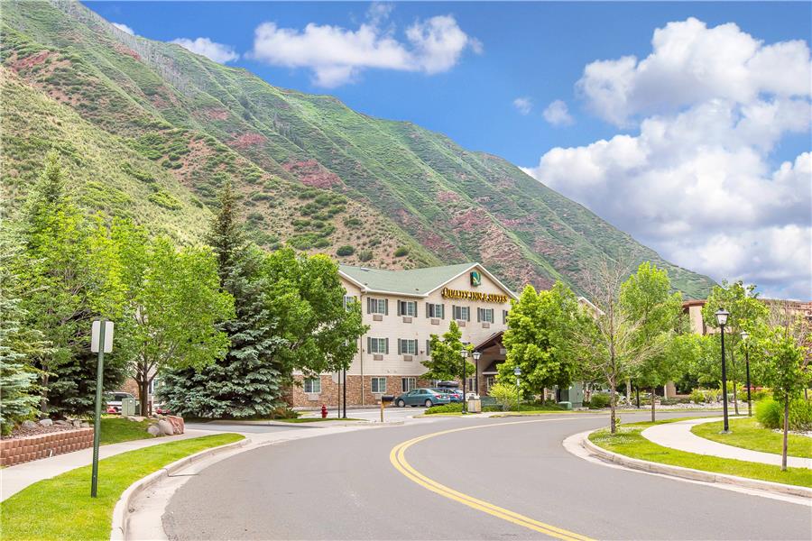 Spring Valley Inn — boutique countryside lodge above Glenwood Springs in the Roaring Fork Valley