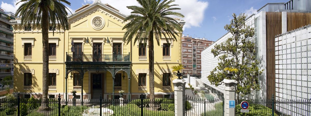 Casa 1800 Granada Spain — 25 rooms boutique hotel in restored 16th-century mansion in Albaicín