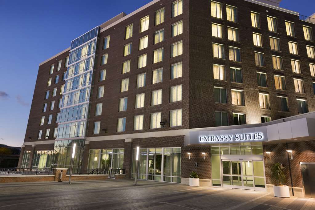 AC Hotel Greenville Downtown — Marriott design hotel with rooftop bar Juniper on Main Street