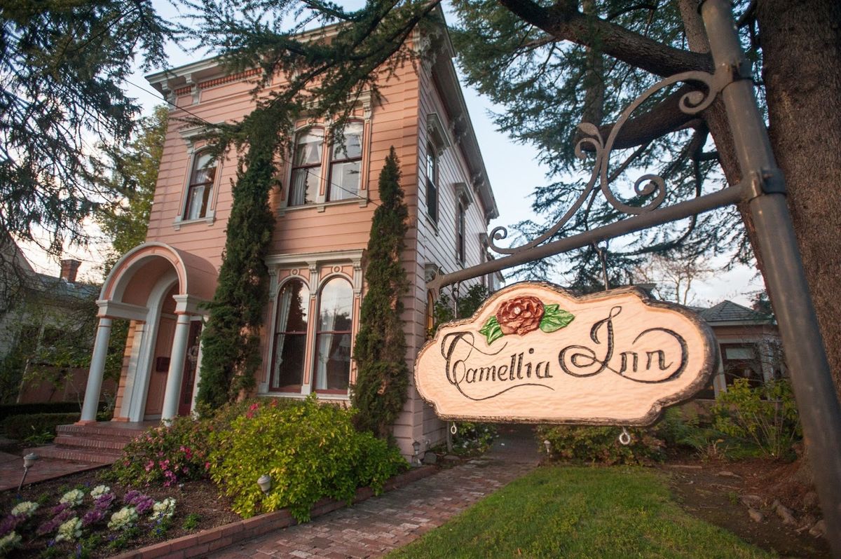 Calderwood Inn Healdsburg — 1902 Queen Anne Victorian inn on Grove Street with redwood gardens