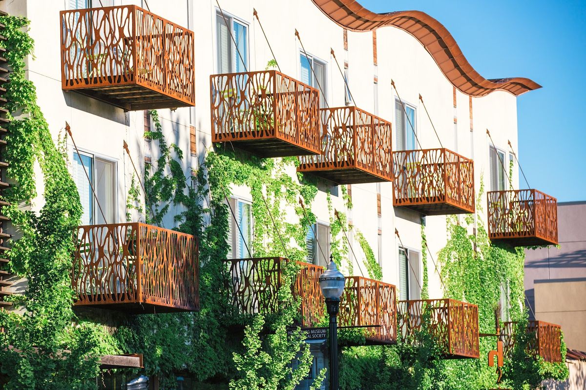 Harmon Guest House Healdsburg — boutique hotel with rooftop bar on Healdsburg Avenue