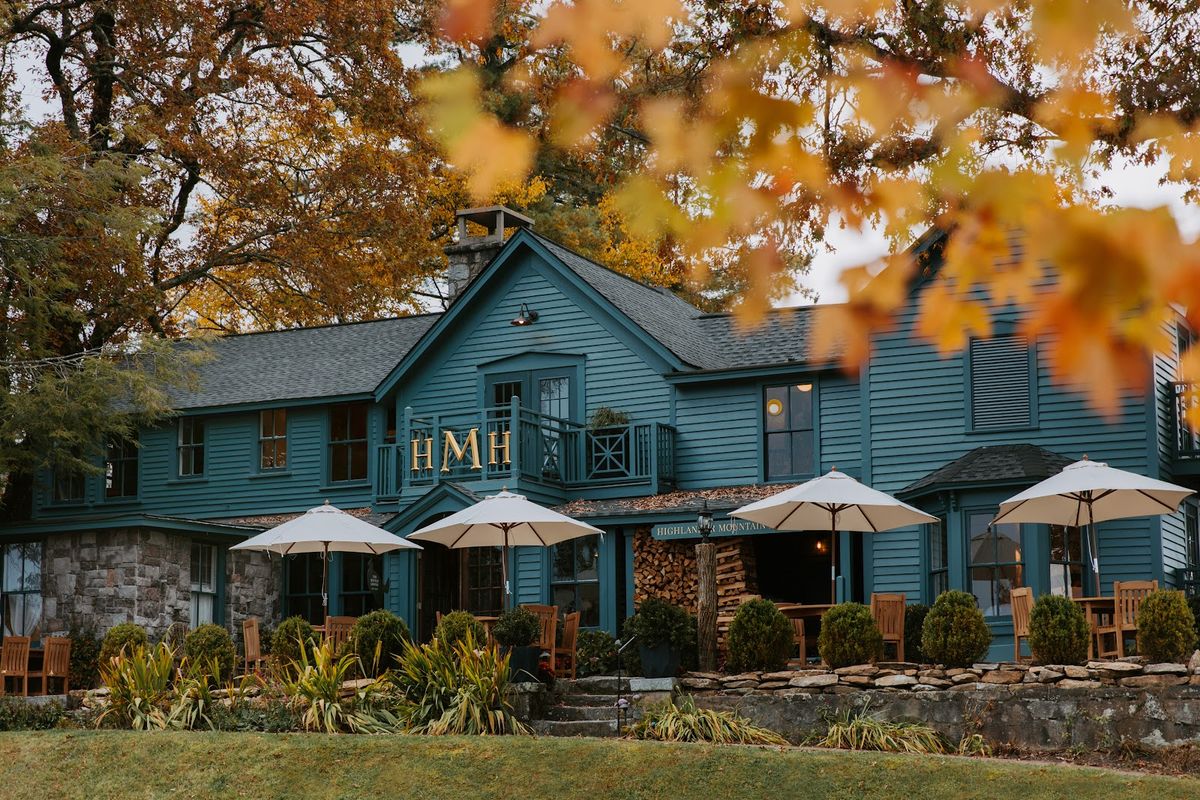 Mountain High Lodge Highlands NC — lodge-style hotel near Whiteside Mountain