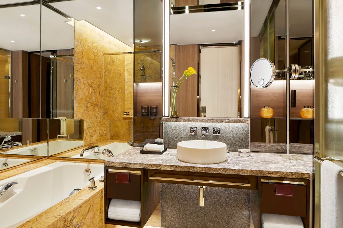 Four Seasons Hotel Hong Kong — Central — additional view 4