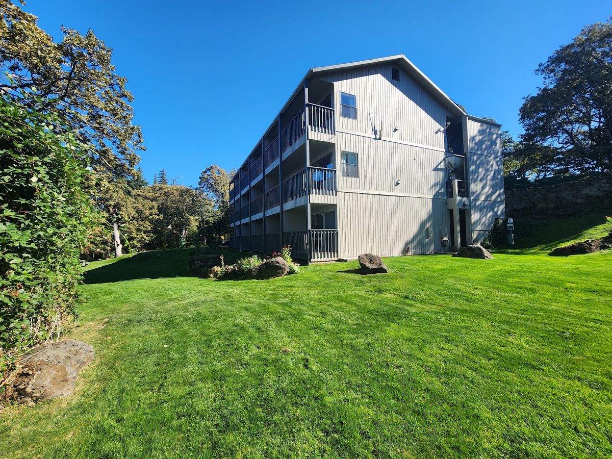 Best Western Plus Hood River Inn — riverside hotel with private beach on the Columbia River