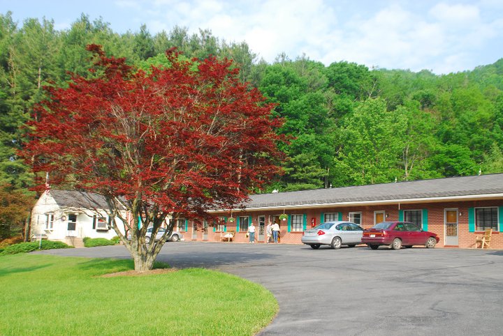 Hidden Valley Bed and Breakfast — antebellum mansion B&B in a national forest valley near Hot Springs, Virginia