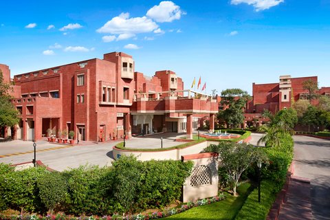 Trident Jaipur — Oberoi-affiliated five star hotel by Mansagar Lake near Amer Fort with 138 rooms and palace courtyard architecture