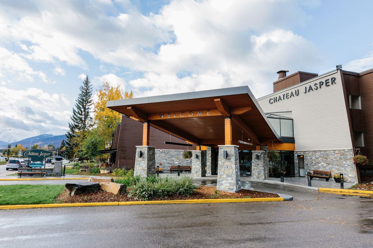 Lobstick Lodge Jasper — value family hotel with kitchenettes near Jasper townsite