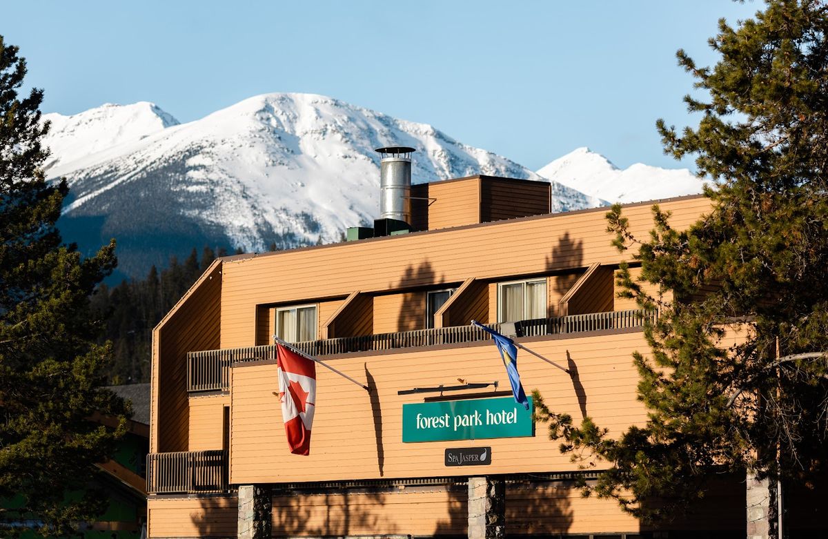 The Crimson Jasper — boutique hotel with mountain views and Terra restaurant in Jasper townsite