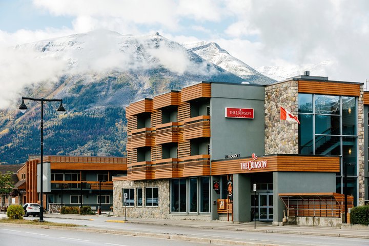 Tonquin Inn Jasper — family hotel with three hot tubs and mountain views in Jasper townsite