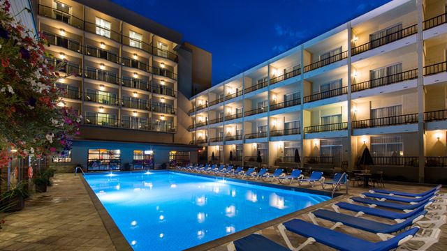The Royal Anne Hotel — independent downtown hotel in Kelowna's Bernard Avenue cultural district