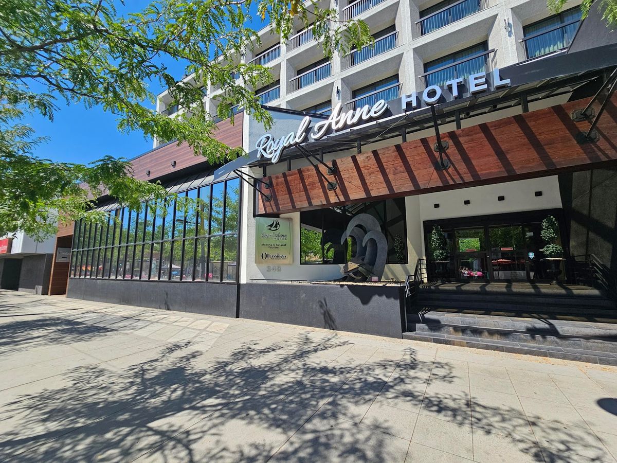 Best Western Plus Kelowna Hotel and Suites — reliable mid-market hotel near Highway 97