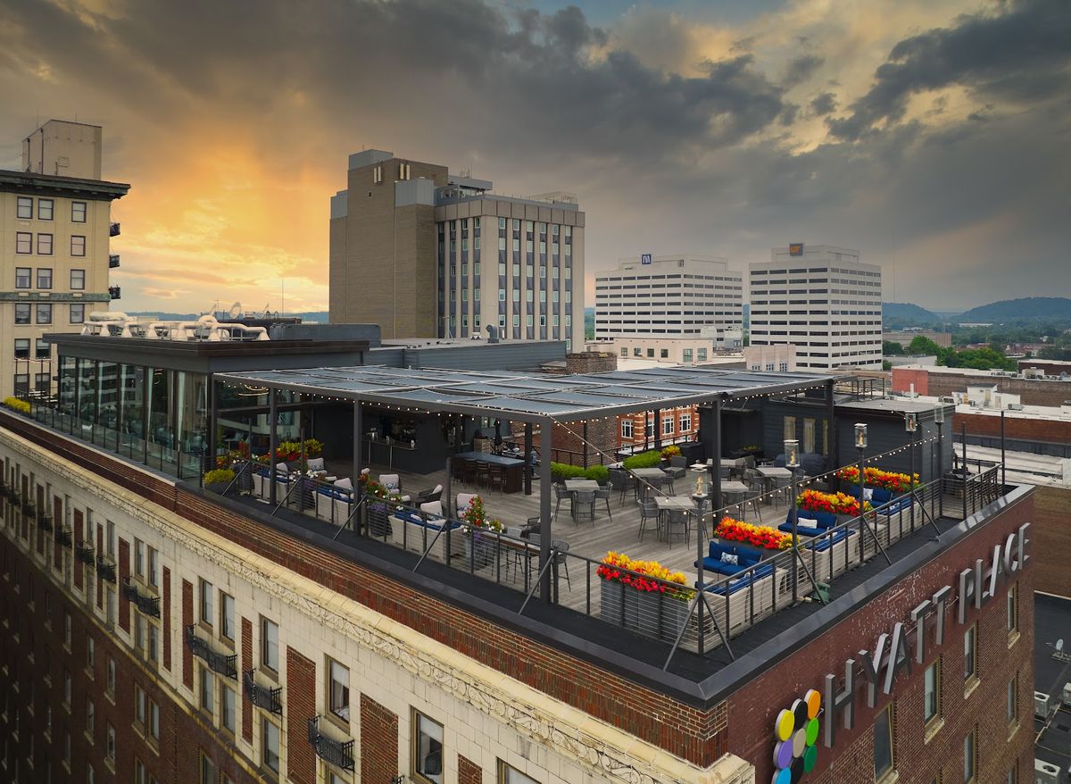 Holiday Inn Knoxville Downtown — value-tier full-service hotel near World's Fair Park