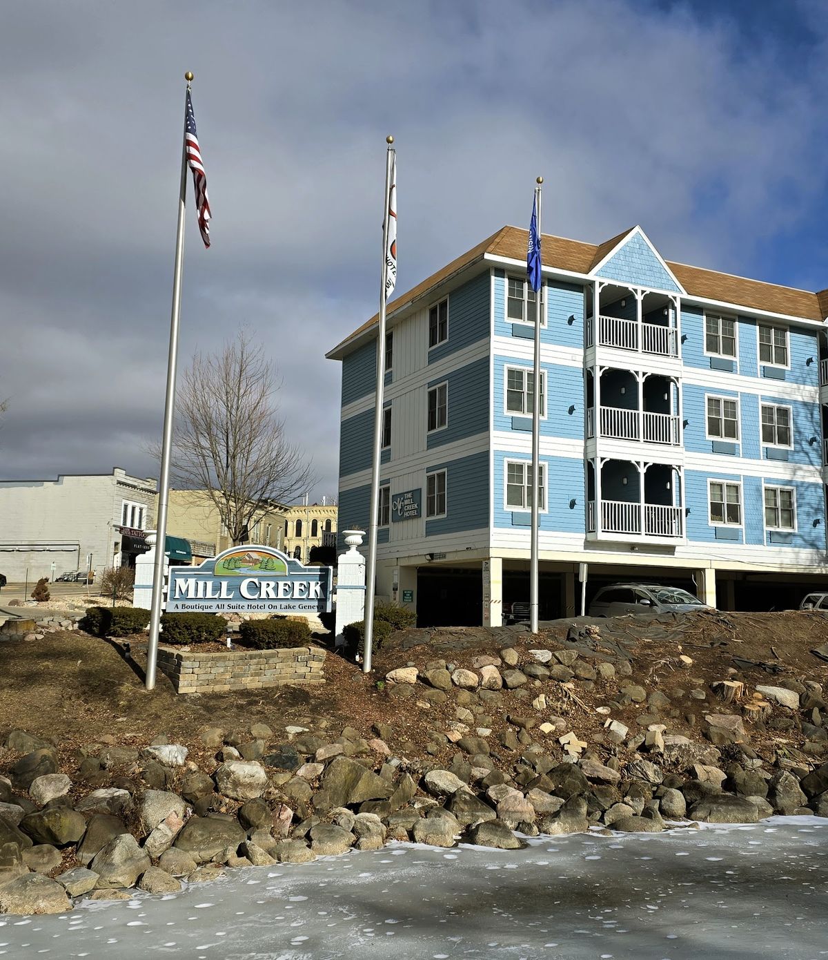 Mill Creek Hotel — boutique all-suite hotel on downtown Lake Geneva nature preserve with private hot tubs