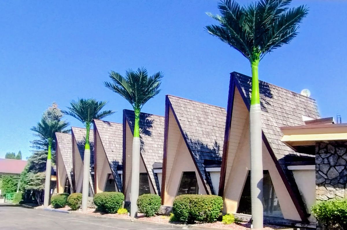 Hampton Inn & Suites Lake George — modern brand hotel with indoor pool near the village