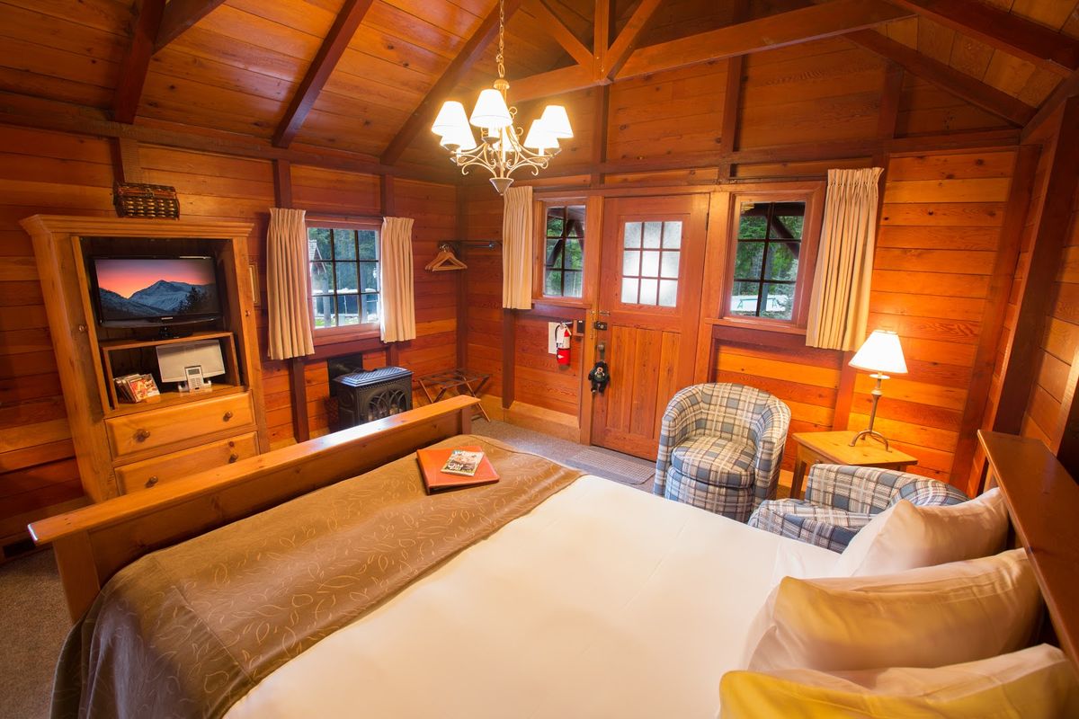 Paradise Lodge & Bungalows — Lake Louise — additional view 2