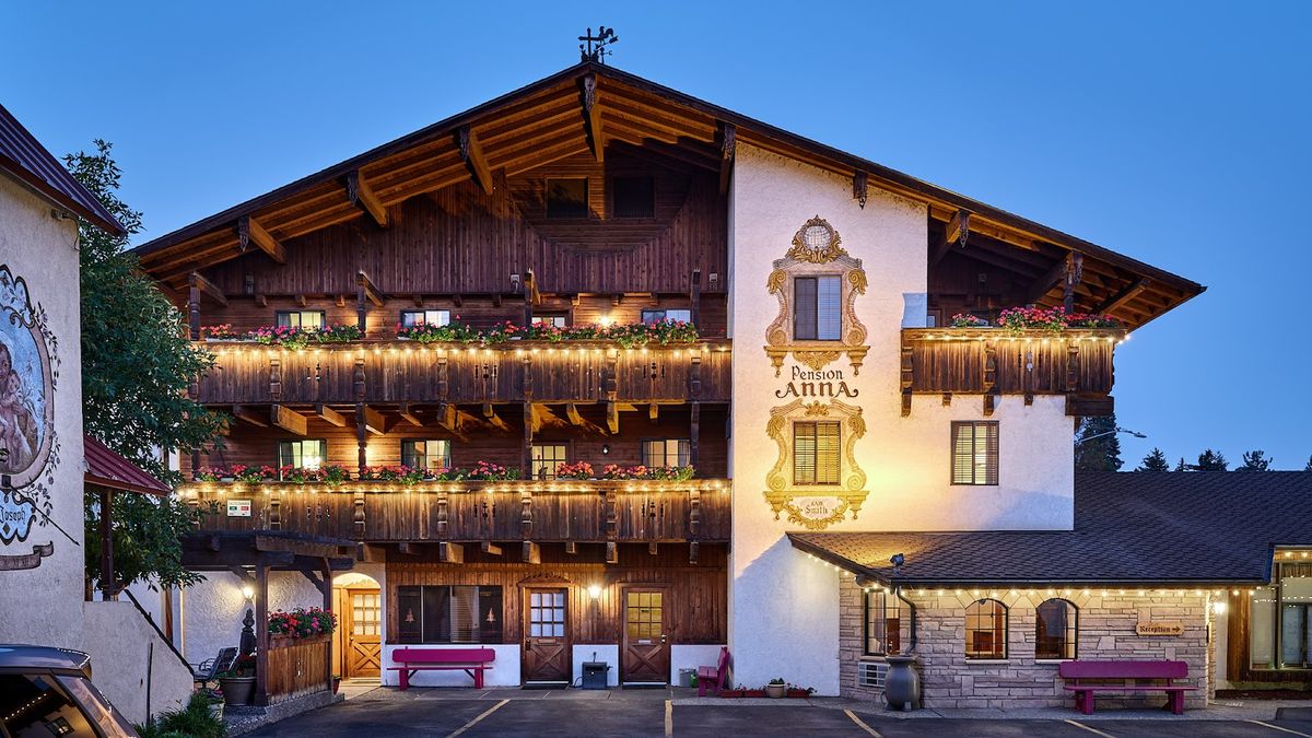 Best Western Plus Icicle Inn Leavenworth — family hotel with outdoor pool and mountain views
