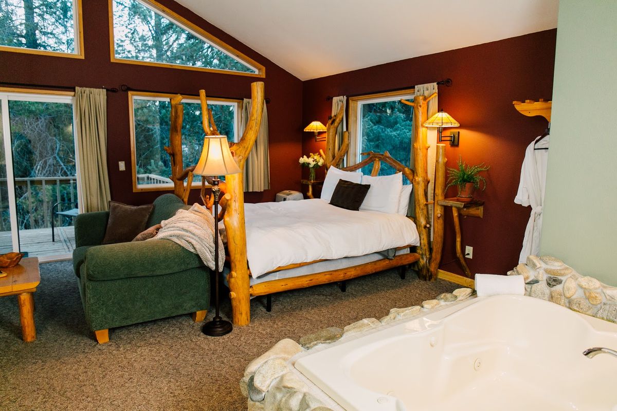 Run of the River Inn and Refuge Leavenworth — luxury log B&B on Icicle Creek with private hot tubs