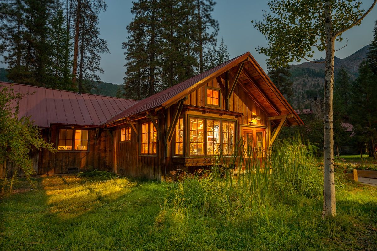 Enzian Inn Leavenworth — Bavarian-themed family hotel with rooftop pool and Cascade views