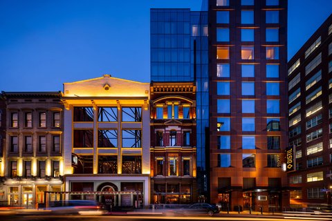 Omni Louisville Hotel — 612-room luxury tower with rooftop pool and Bob's Steak & Chop House on West Liberty Street