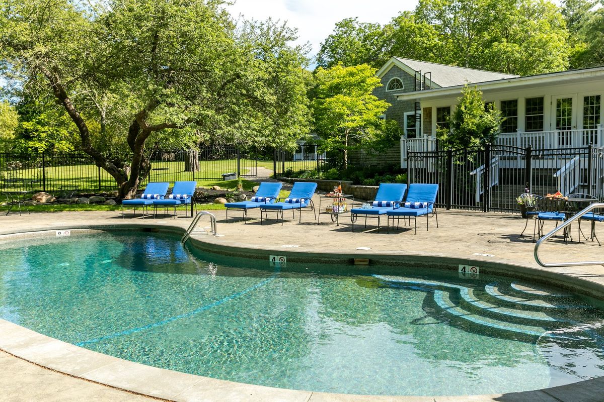 Mansion House Inn Vineyard Haven — historic harbour-front hotel with cupola and indoor pool, Martha's Vineyard
