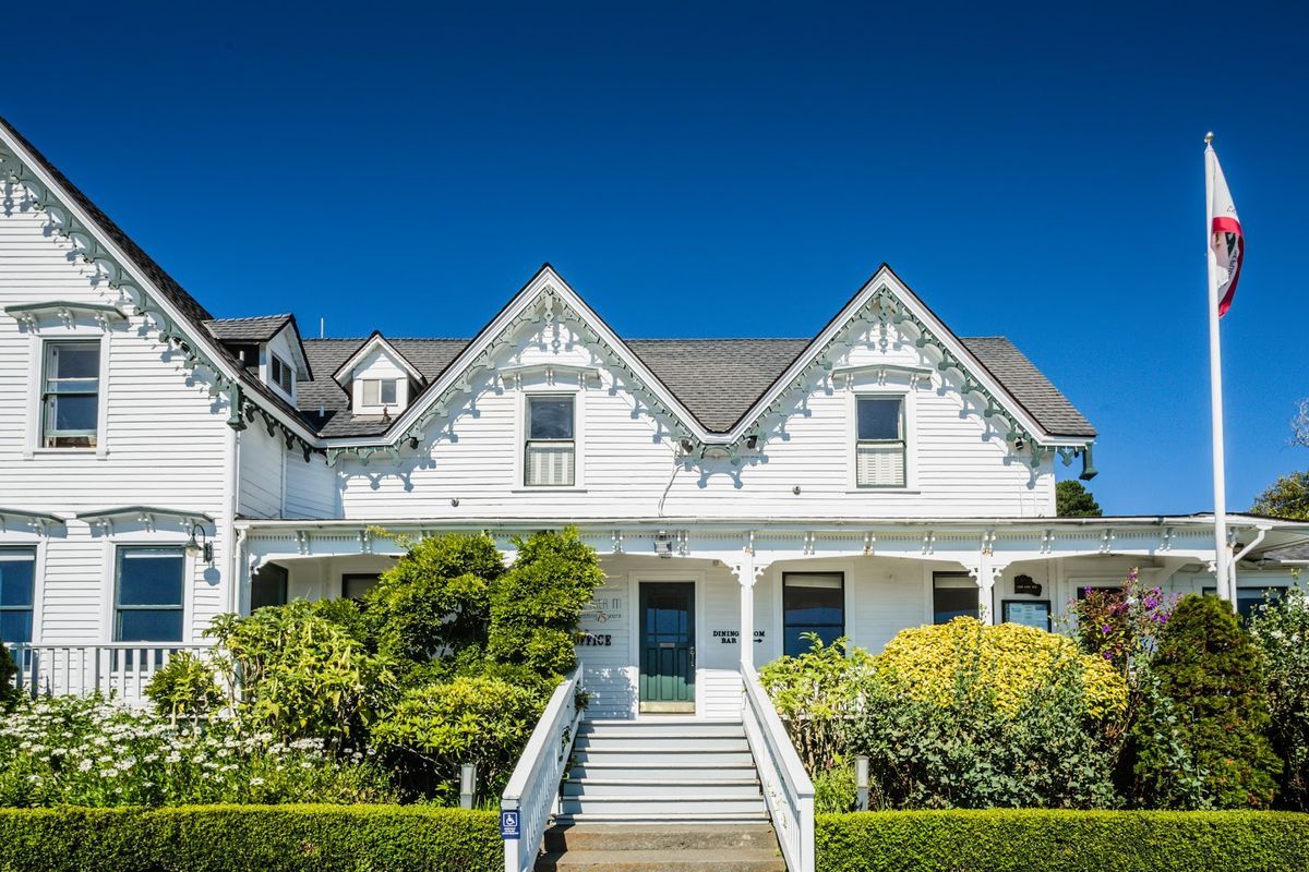 Albion River Inn — clifftop cottages overlooking the Pacific south of Mendocino