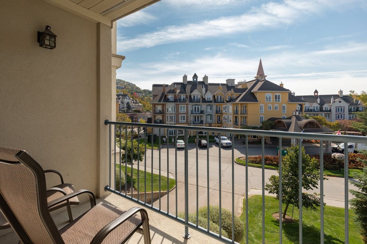 Holiday Inn Express & Suites Mont-Tremblant — modern mid-range hotel exterior in Saint-Jovite town centre, Quebec