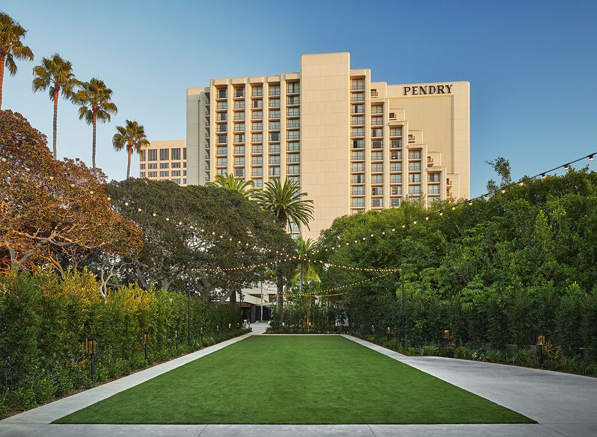 VEA Newport Beach Marriott Resort and Spa — full-service resort with conference facilities and Pure Spa near Fashion Island