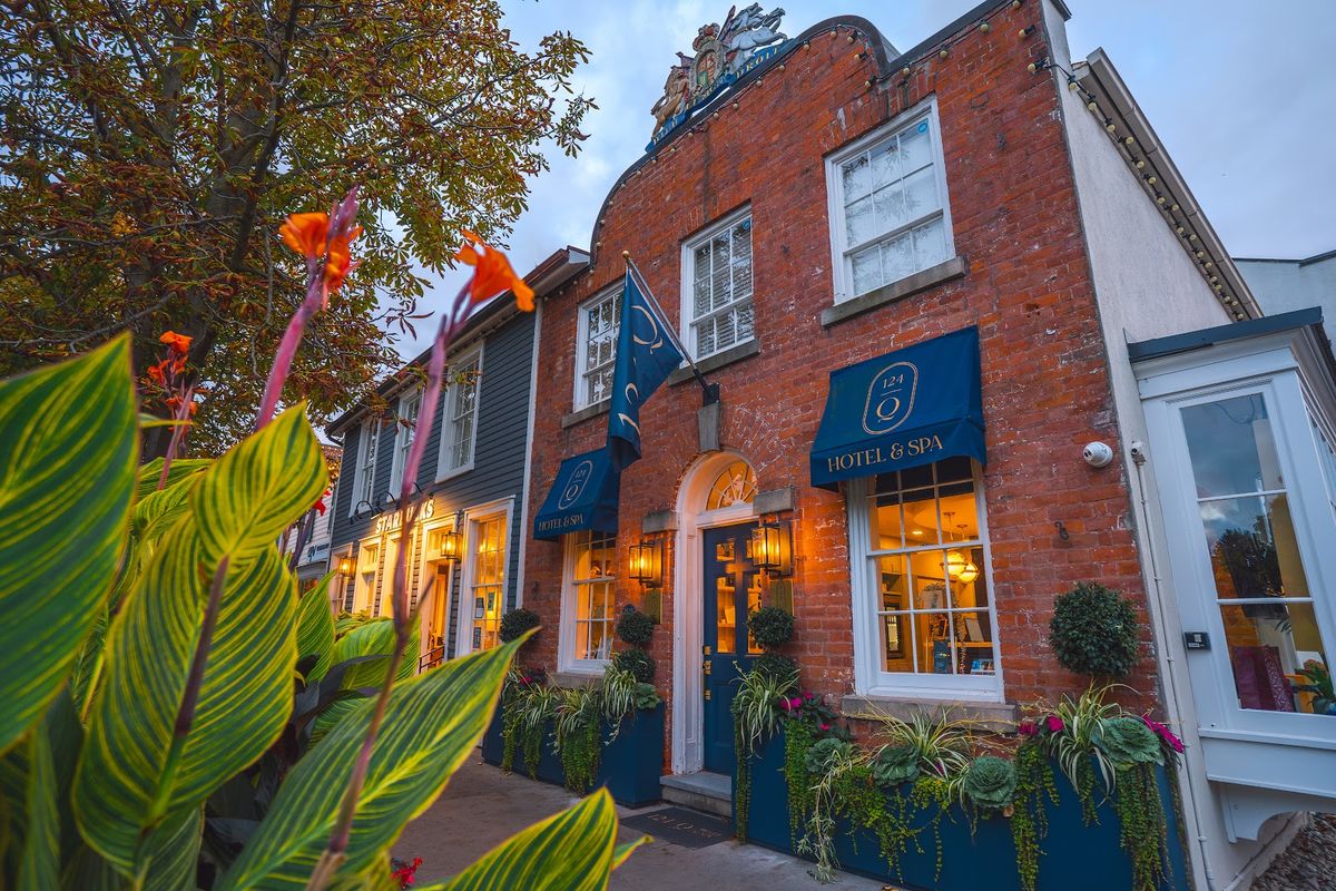 Niagara-on-the-Lake Queen Street and wine country — Victorian streetscape and vineyards in Ontario, Canada