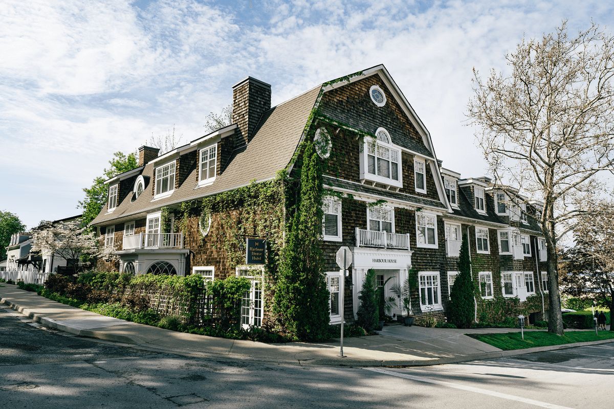 White Oaks Resort & Spa Niagara-on-the-Lake — large four-star resort with conference centre and tennis academy in Virgil