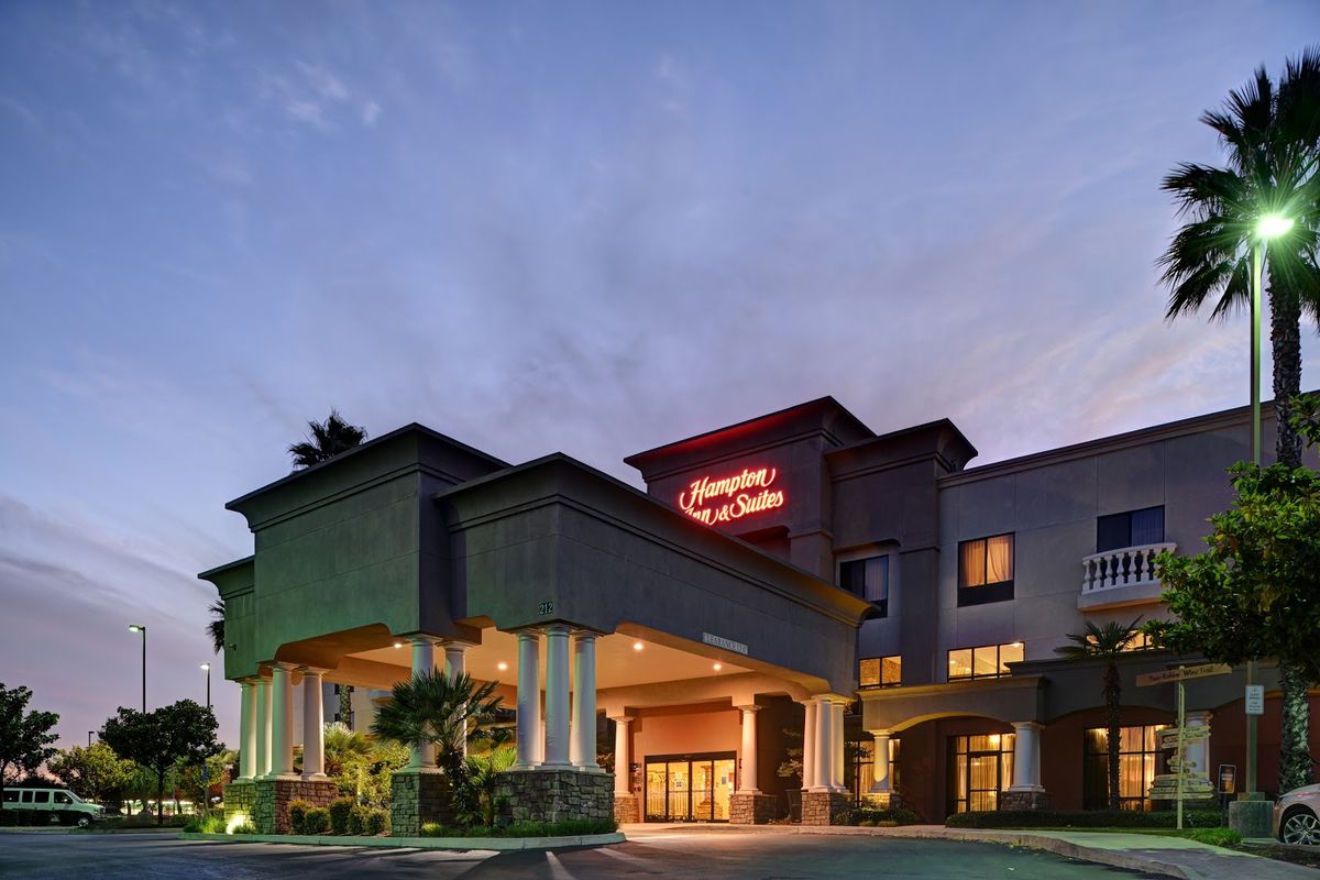 La Quinta Inn & Suites Paso Robles — value hotel with pool on Theatre Drive near Highway 101
