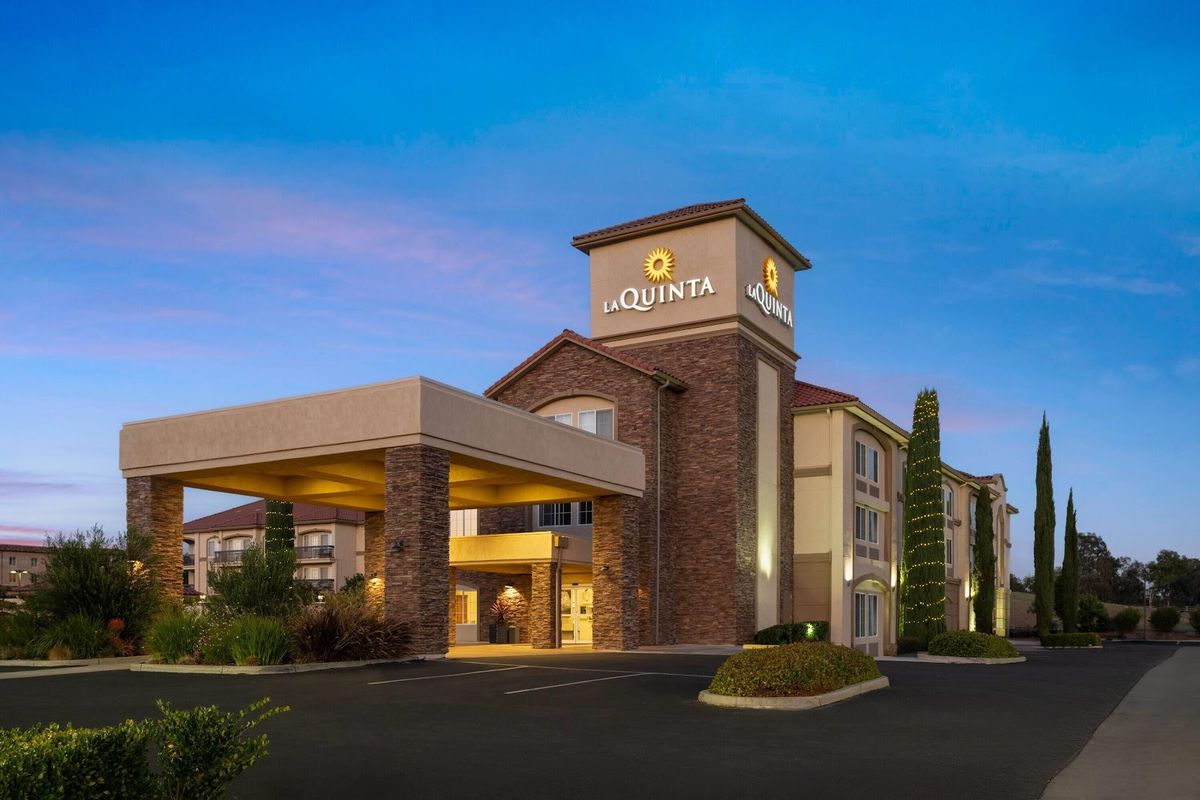 Best Western Plus Black Oak — peripheral hotel with pool and oak trees in north Paso Robles