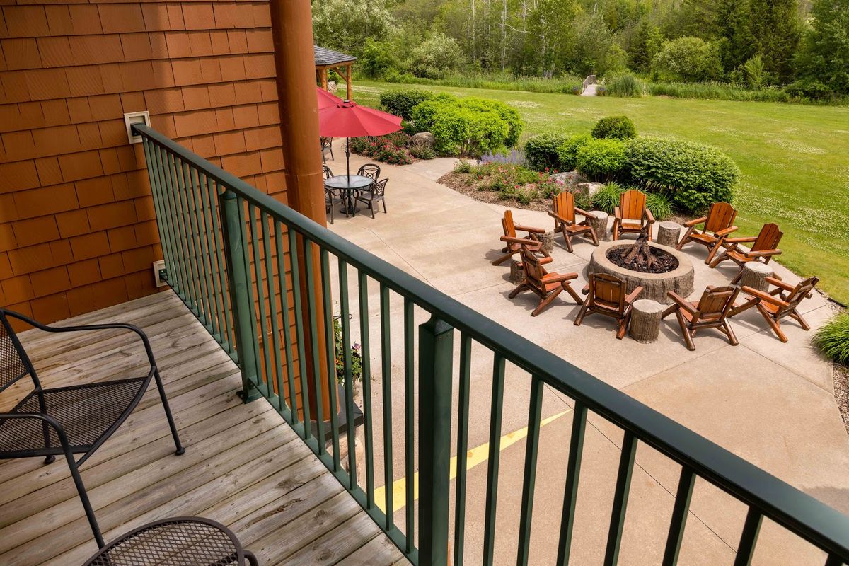 Stafford's Pier Restaurant Inn — waterfront inn with restaurant on Harbor Springs harbour, Northern Michigan