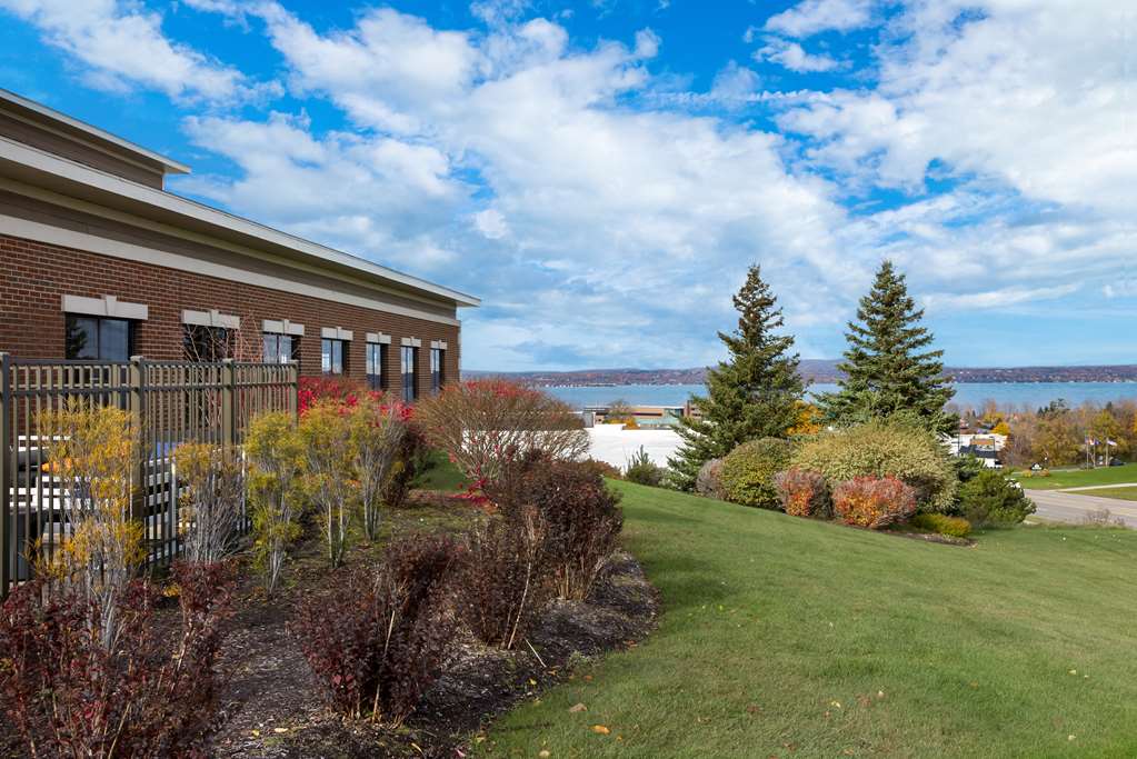 Holiday Inn Express Petoskey — modern hotel near Lake Michigan and US-31, Petoskey, Michigan