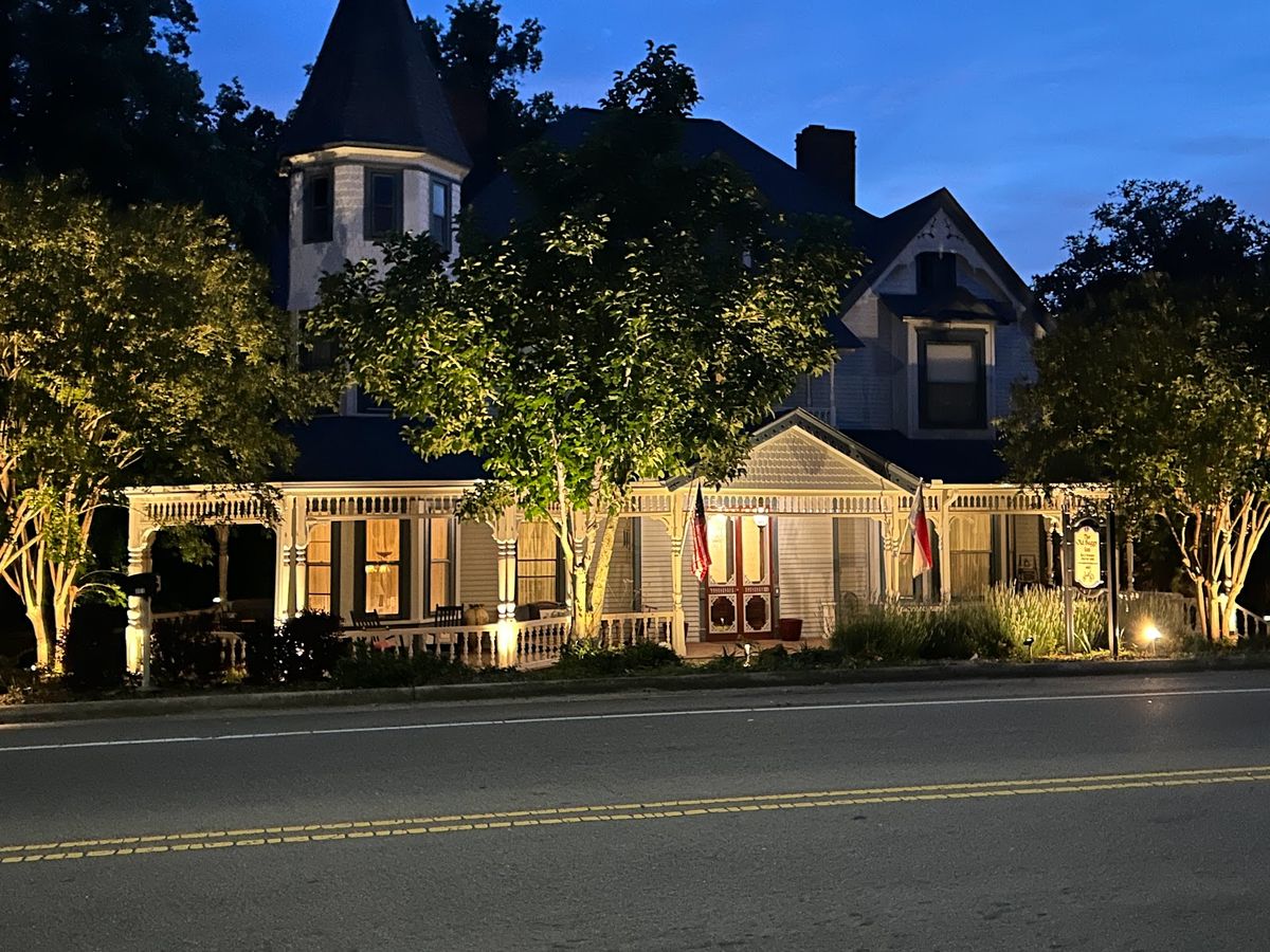 The Carthage Inn — small-town North Carolina inn outside Pinehurst, Moore County courthouse square