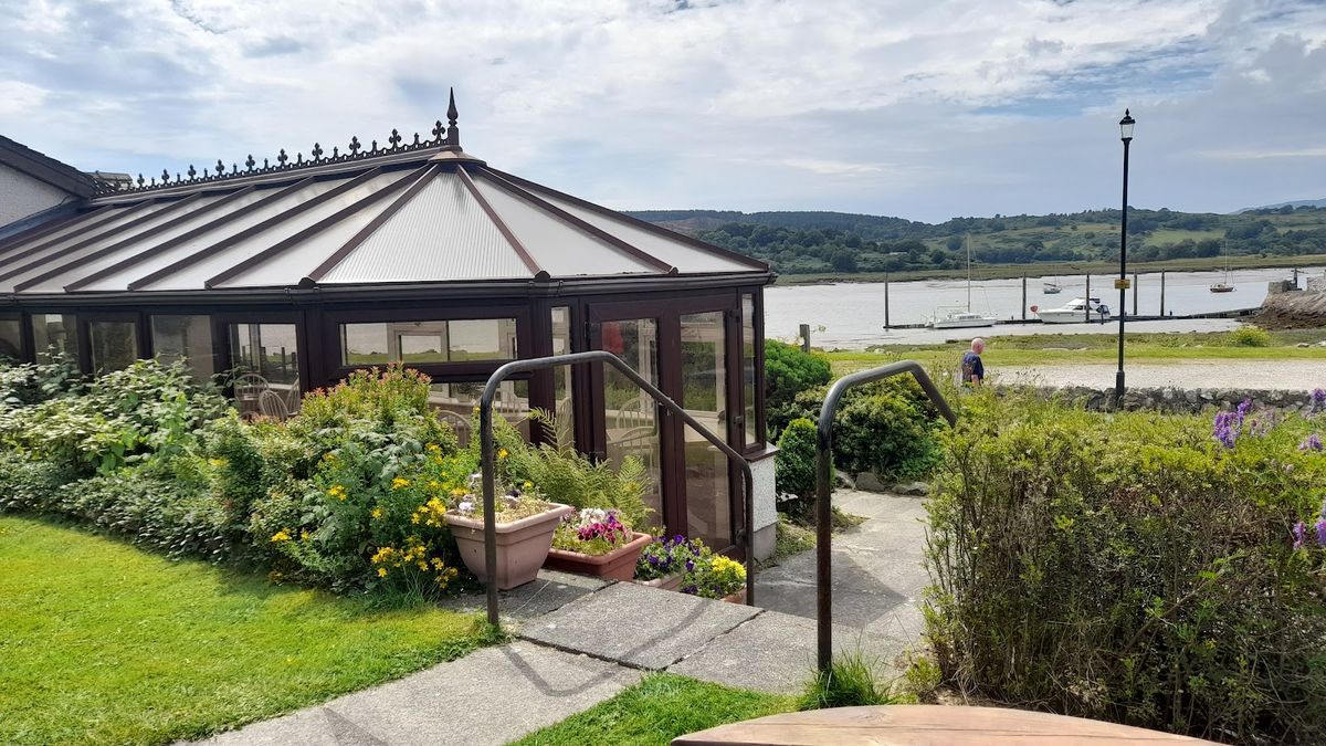 Picton Harbour Inn — waterfront hotel on Picton Bay, Prince Edward County