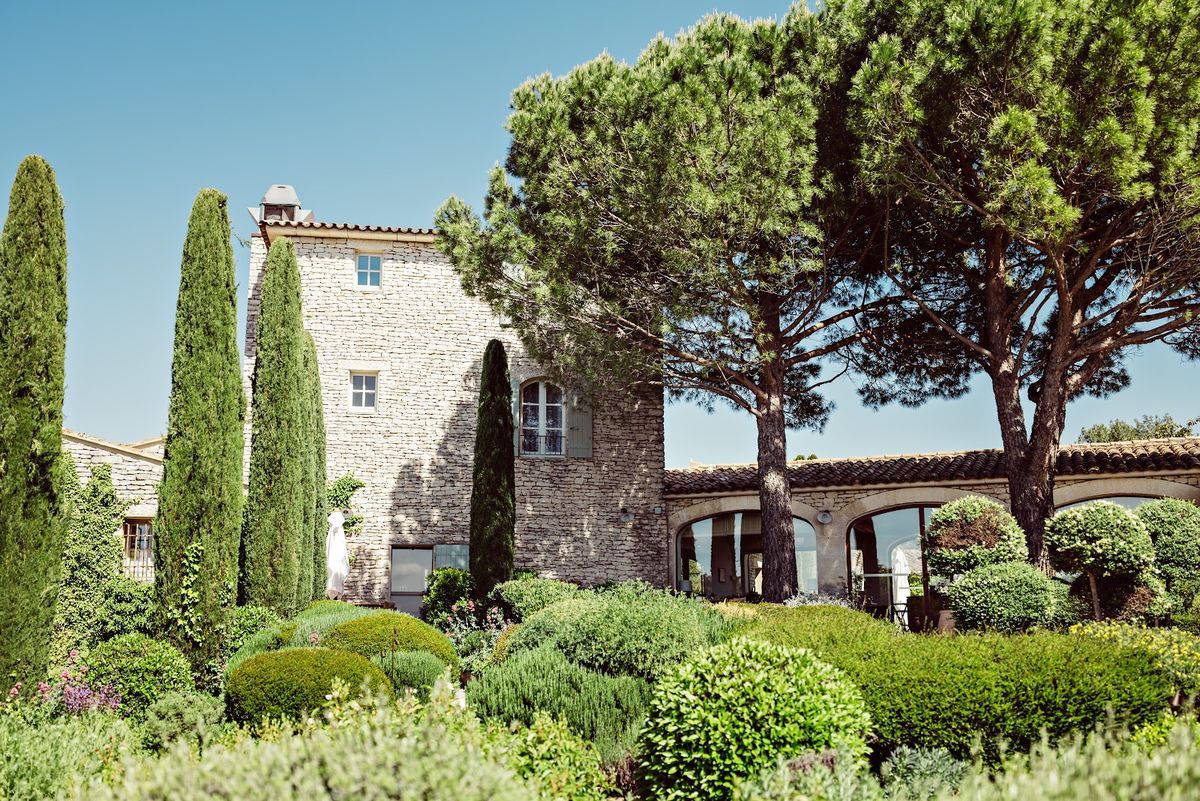 Le Vieux Castillon Castillon-du-Gard — village hotel near Pont du Gard with traditional Provençal architecture and pool