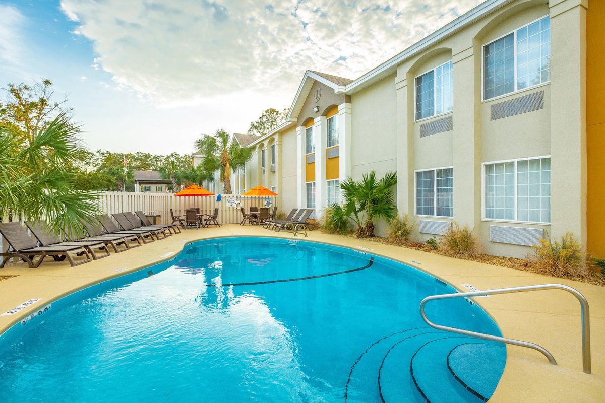 Quality Inn & Suites Saint Simons — value family hotel with outdoor pool